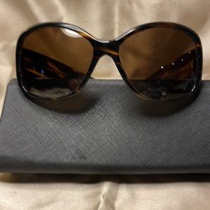 OLIVER PEOPLES SUNGLASSES- Style 
De lac.